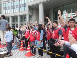 写真：新宿警察署「交通安全キャンペーン」の様子