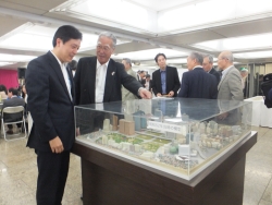 写真:会場を見学する吉住区長
