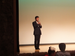 写真:「UTCオンステージ&たんす緑と花のまちづくりフェア2015」であいさつする吉住区長