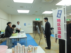 写真:会場を見学する吉住区長