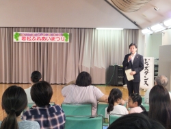 写真:若松ふれあいまつりであいさつする吉住区長