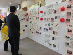 写真:会場を見学する吉住区長