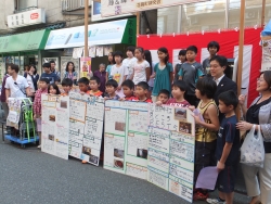 写真:花園小学校の子供たちと記念撮影