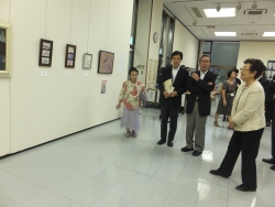 写真:会場を見学する吉住区長