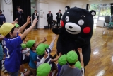 落合第四幼稚園・小学校にくまモンが来校