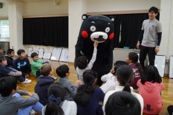 画像:くまモンと児童