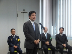 写真：新宿警察署地域安全運動キャンペーンであいさつする吉住区長