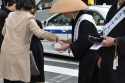 写真：托鉢の様子