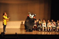 写真:受賞者のお祝いにサプライズ登場した「くまモン」