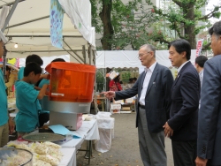 写真：子供も自分たちのお店を出店