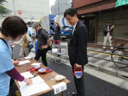 写真:区長も体力テストに挑戦