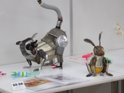 写真:廃棄されたもので作った動物たちも展示