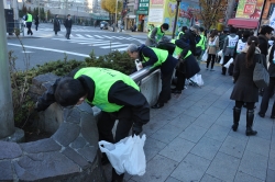 写真:ごみを拾う参加者
