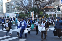 写真:移動する参加者