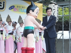 写真:新宿未来特使「鉄腕アトム」と吉住区長
