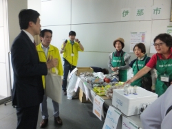写真:会場を見学する吉住区長