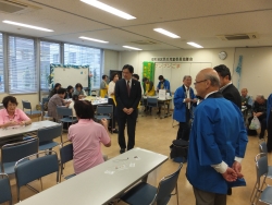写真:榎町地域センターまつりを見学する吉住区長