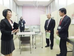 写真:検査会場を見学する吉住区長