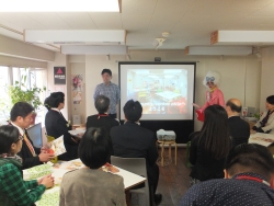 写真:NPO法人aktaでの説明会の様子