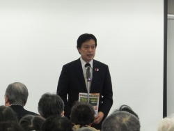 写真:区民医療公開講座であいさつする吉住区長