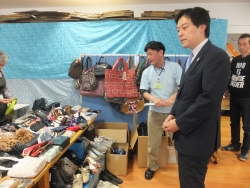 写真:会場を見学する吉住区長