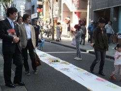 写真:「坂のお絵描き」を見学する吉住区長