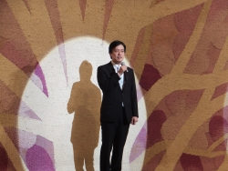写真:あいさつする吉住区長