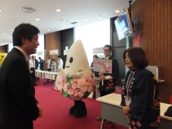 写真:会場を見学する吉住区長