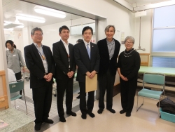 写真:関係者の皆さんと記念撮影