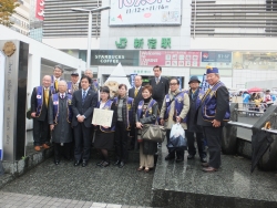 写真：参加された新宿ライオンズクラブの皆さんから漱石基金への寄附をいただきました。