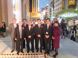 写真:関係者のみなさんと記念撮影