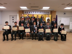 写真:区長と記念写真