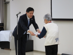 写真:修了証をお渡ししました。