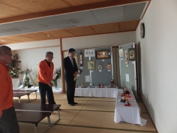 写真:会場を見学する吉住区長