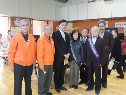 写真:選挙管理委員の皆さんと記念撮影