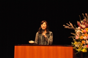 写真:講演する岩崎恭子さん