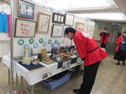 写真:会場を見学する吉住区長