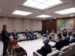 写真:表彰式であいさつする酒井教育長