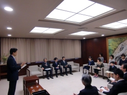 写真:区長賞表彰式であいさつする吉住区長