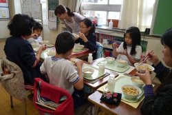 写真：みょうがだけを食べる子どもたち