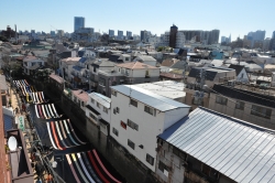 写真:妙正寺川に架けられた反物