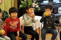 写真:届いたリンゴに喜ぶ子どもたち