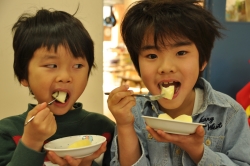 写真:リンゴをほおばる子どもたち