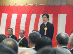 写真：武道始式であいさつする吉住区長