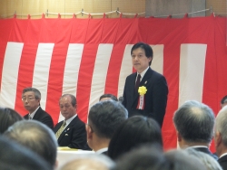 写真:武道始式であいさつする吉住区長