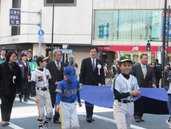 写真:パレードする吉住区長