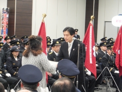 写真：消防団家族に感謝状を手渡す吉住区長