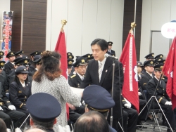写真:消防団家族に感謝状を手渡す吉住区長