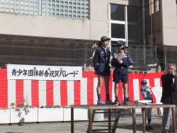 写真:パレードの開始を宣言する子供たち