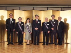 写真:新成人に啓発活動を行った選挙管理委員会の皆さん